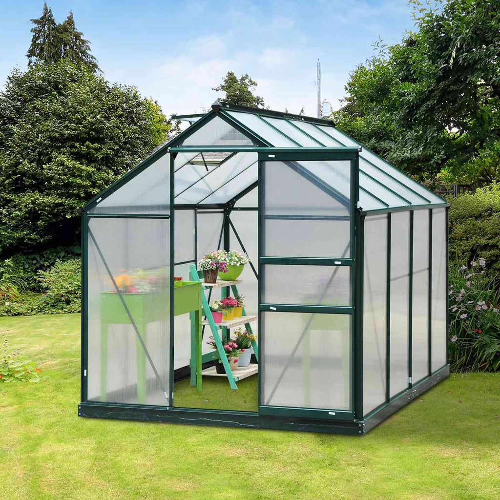 Serre vert foncé au jardin avec porte ouverte et plantes fleuries