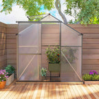 Serre étroite sur une terrasse, porte ouverte et plantes à l’intérieur