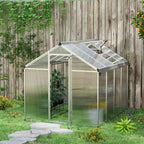 Serre en polycarbonate installée près d’une clôture en bois