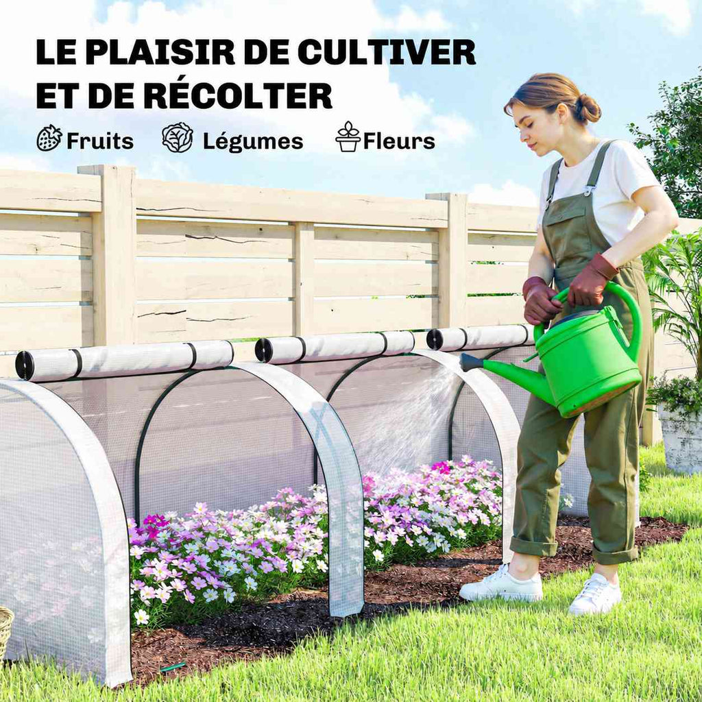 Femme arrosant les fleurs dans la mini serre tunnel blanche