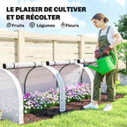 Femme arrosant les fleurs dans la mini serre tunnel blanche