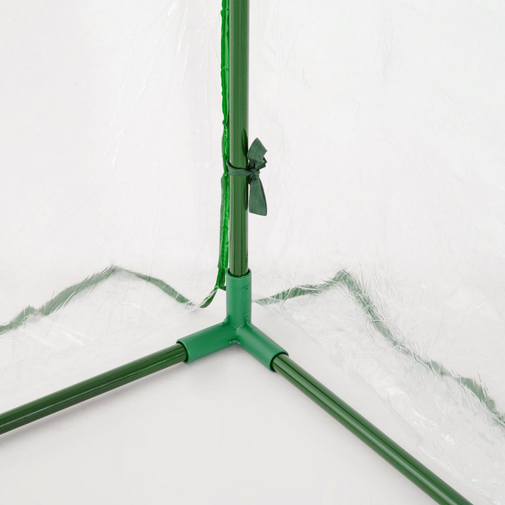 Gros plan d’un raccord vert à la base de la mini serre