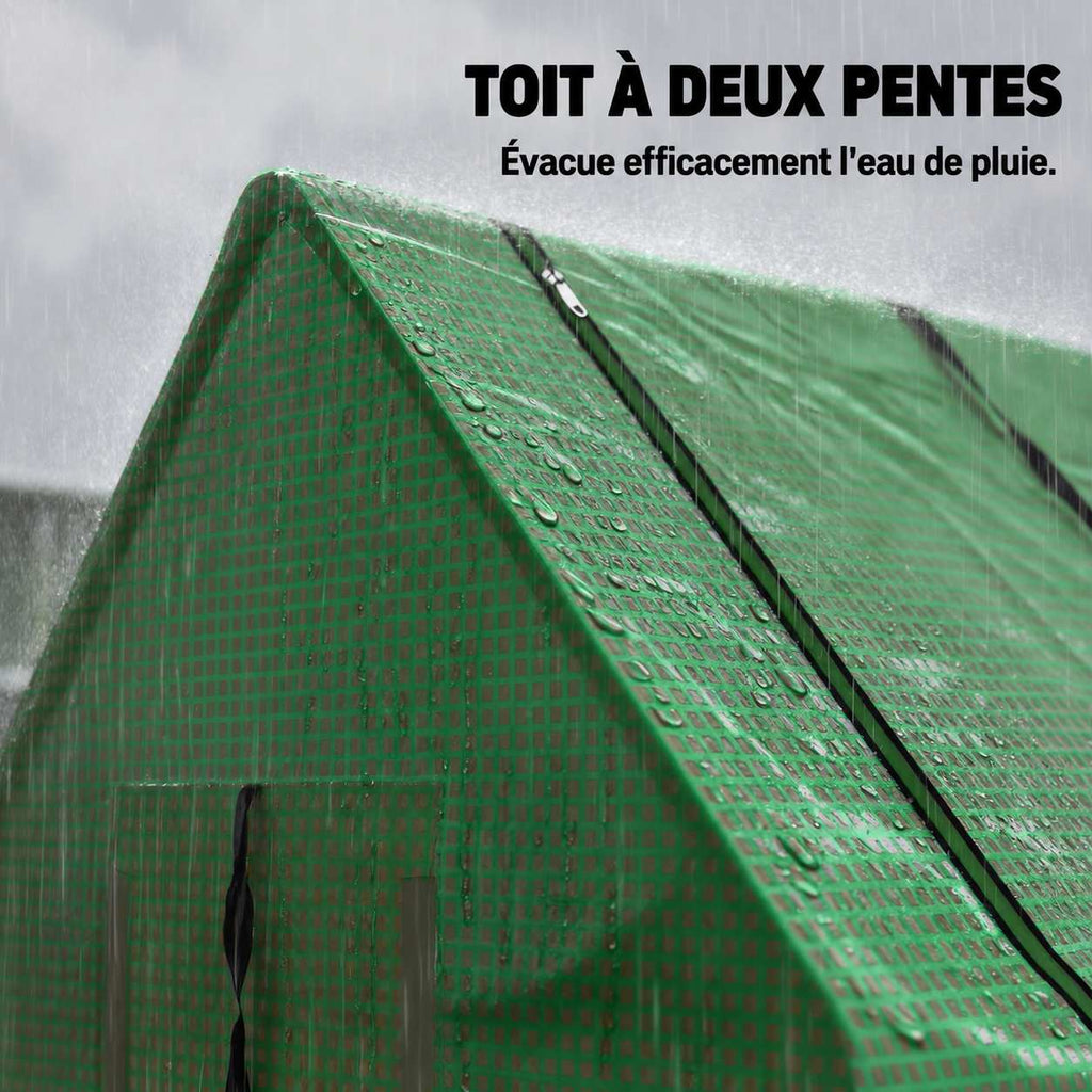 Toit incliné de la serre basse verte sous la pluie