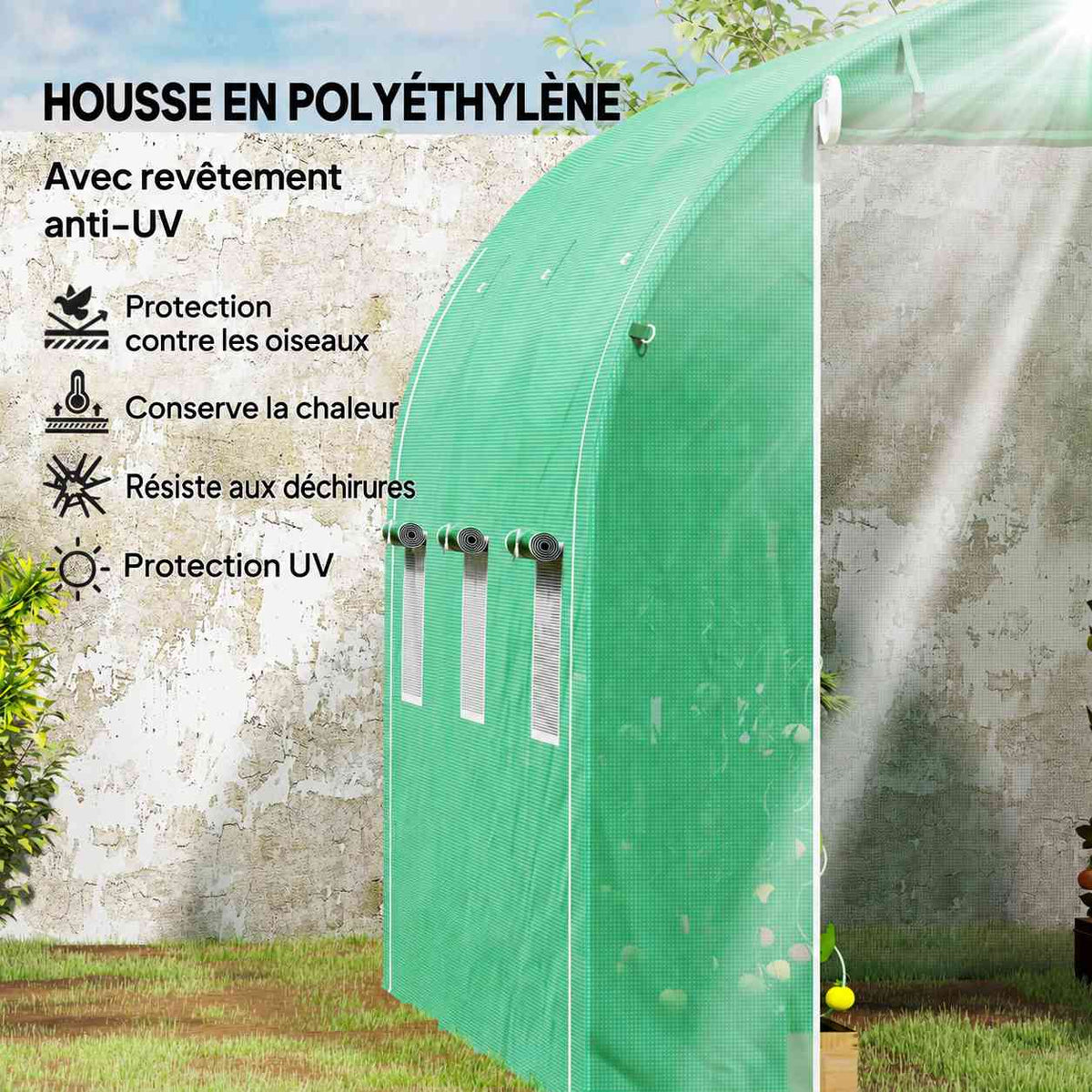 Détail de la housse verte et des fenêtres enroulées de la serre tunnel