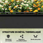 Détail du bac potager noir en métal et des fleurs qu’il contient