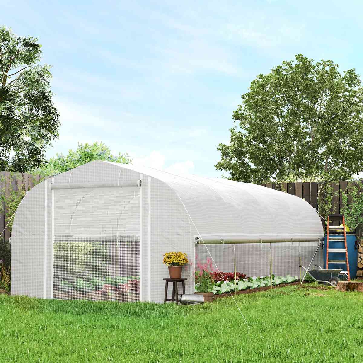 Grande serre tunnel blanche avec paroi latérale relevée dans le jardin