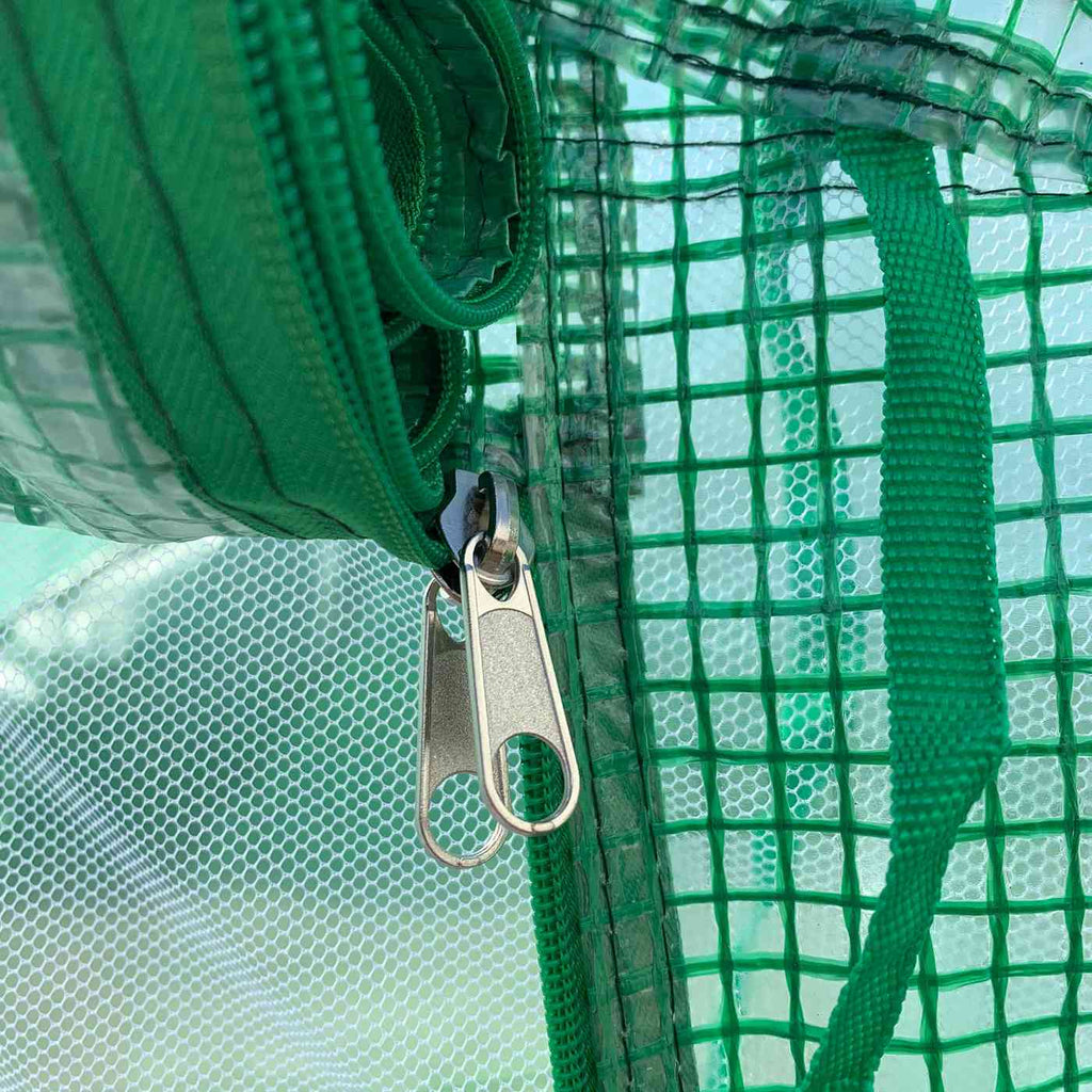 Gros plan sur la fermeture zippée de la bâche verte