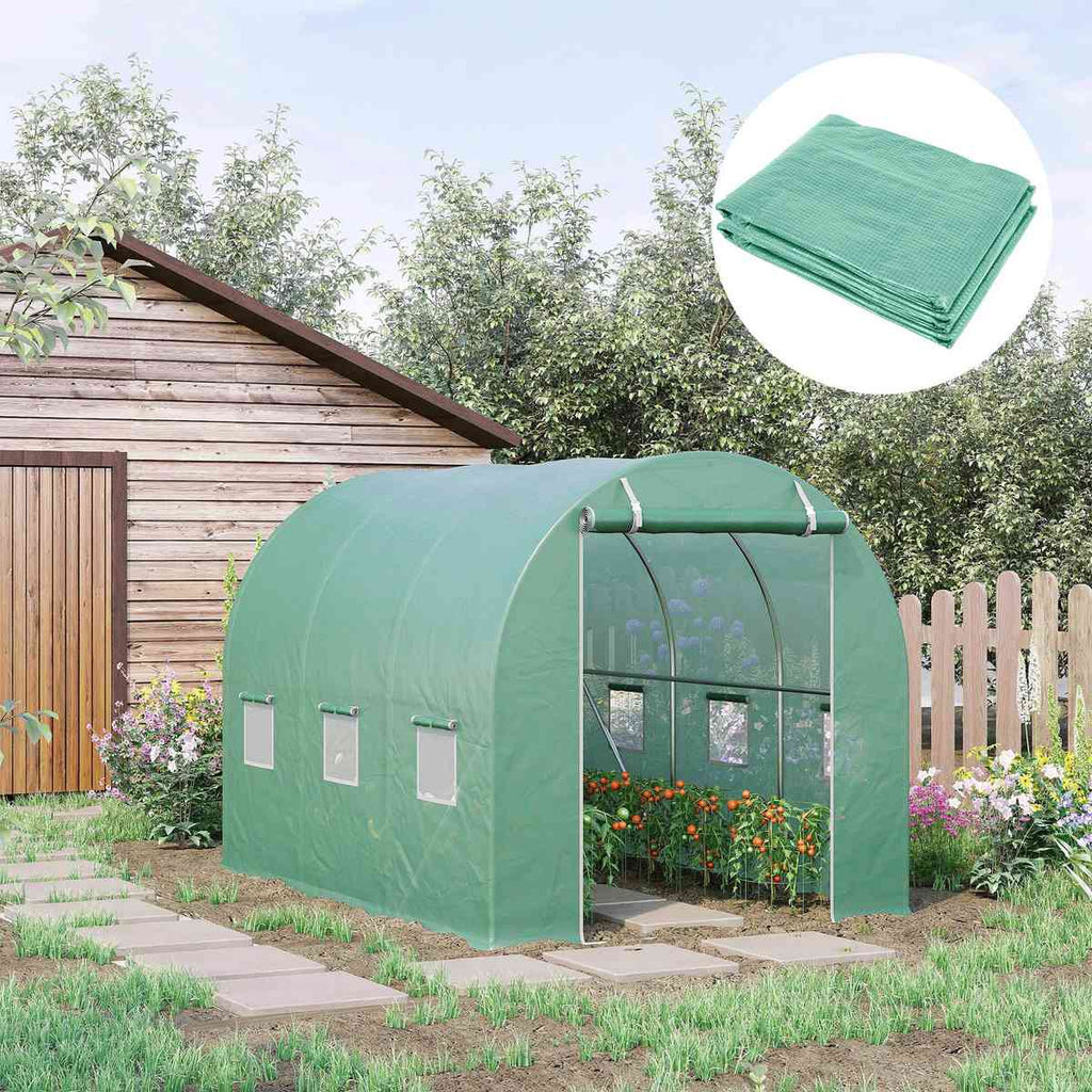 Bâche verte montée sur une serre tunnel avec plantes au jardin
