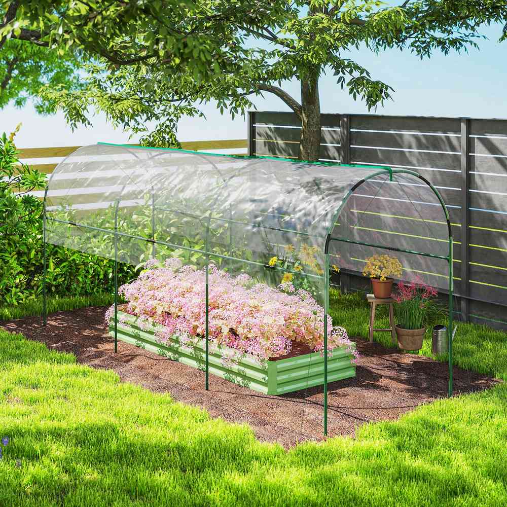 Abri transparent protégeant un bac fleuri au jardin