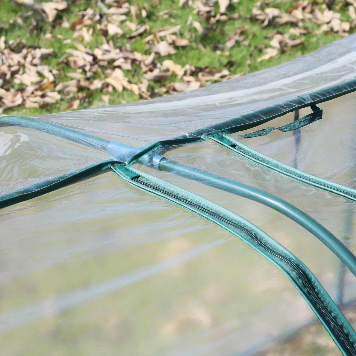 Détail d’une porte ouverte sur le toit de la mini-serre transparente