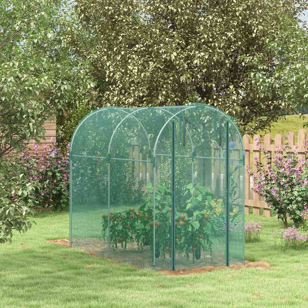 Cage fruitière verte avec plantes sur une pelouse