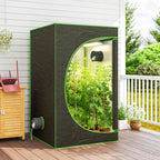 Chambre de culture noire ouverte avec plantes éclairées à l’intérieur