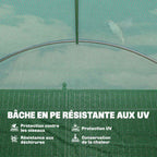 Détail de la housse verte quadrillée et des arceaux de la serre tunnel