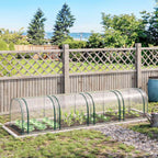 Mini serre tunnel transparente protégeant une rangée de jeunes plants au jardin