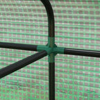 Gros plan d’un raccord vert de l’armature de serre