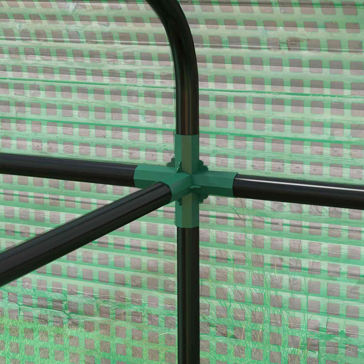 Gros plan d’un raccord vert de l’armature de serre