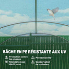 Détail de la housse verte quadrillée et des arceaux de la grande serre tunnel
