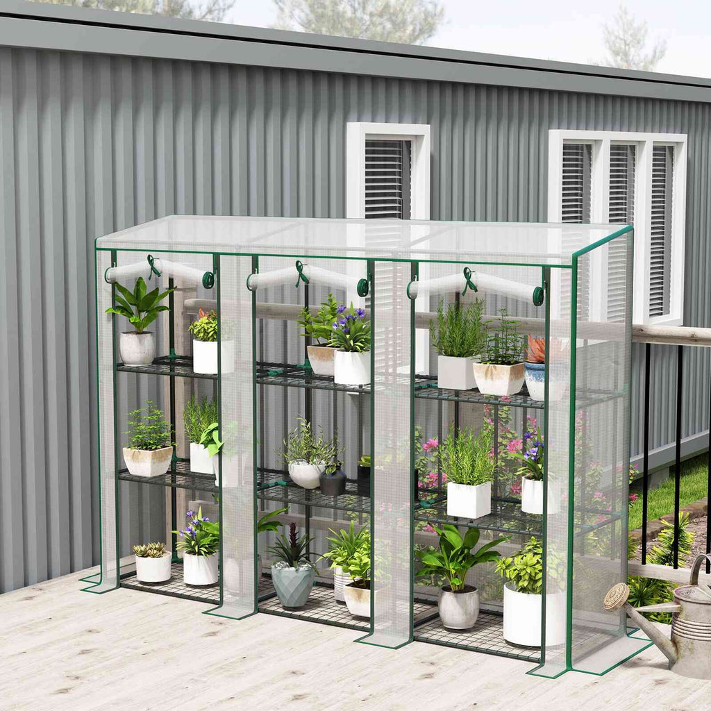 Serre de balcon blanche remplie de plantes sur une terrasse