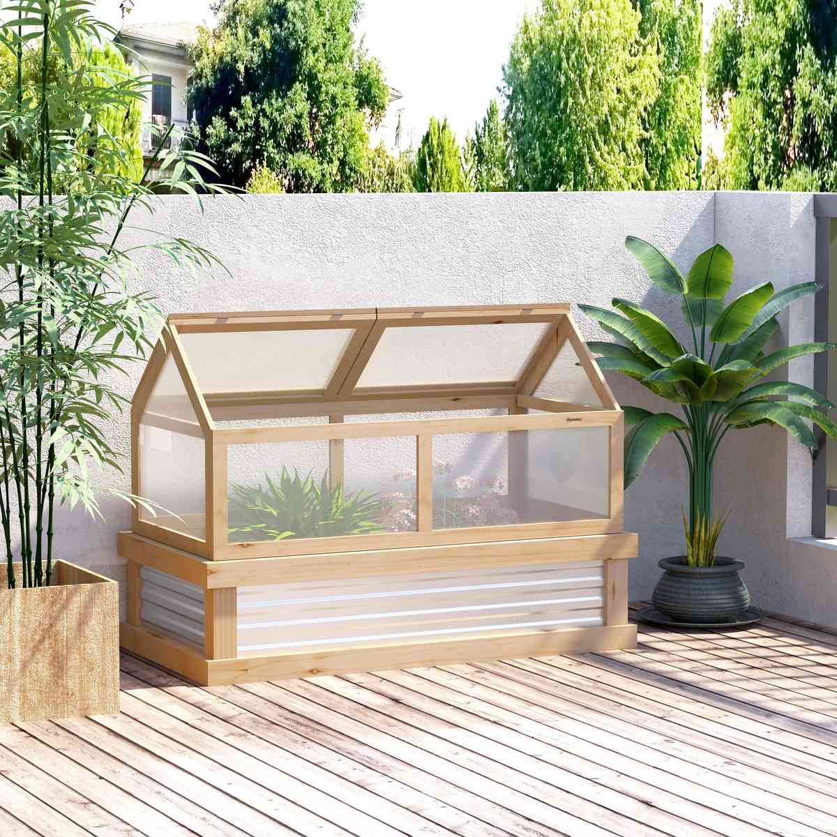Bac potager couvert en bois et métal sur une terrasse