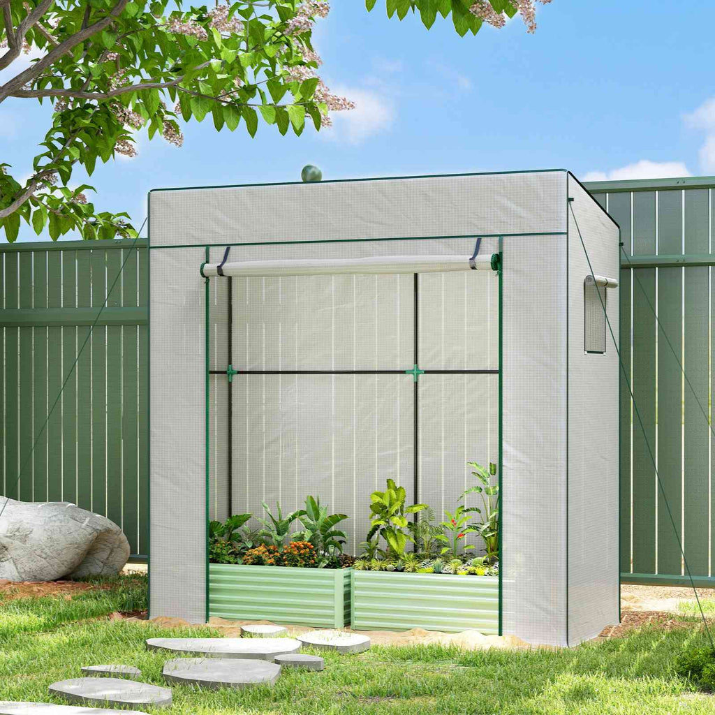 Serre blanche abritant un bac potager devant une clôture