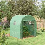 Serre verte avec tomates sur une pelouse