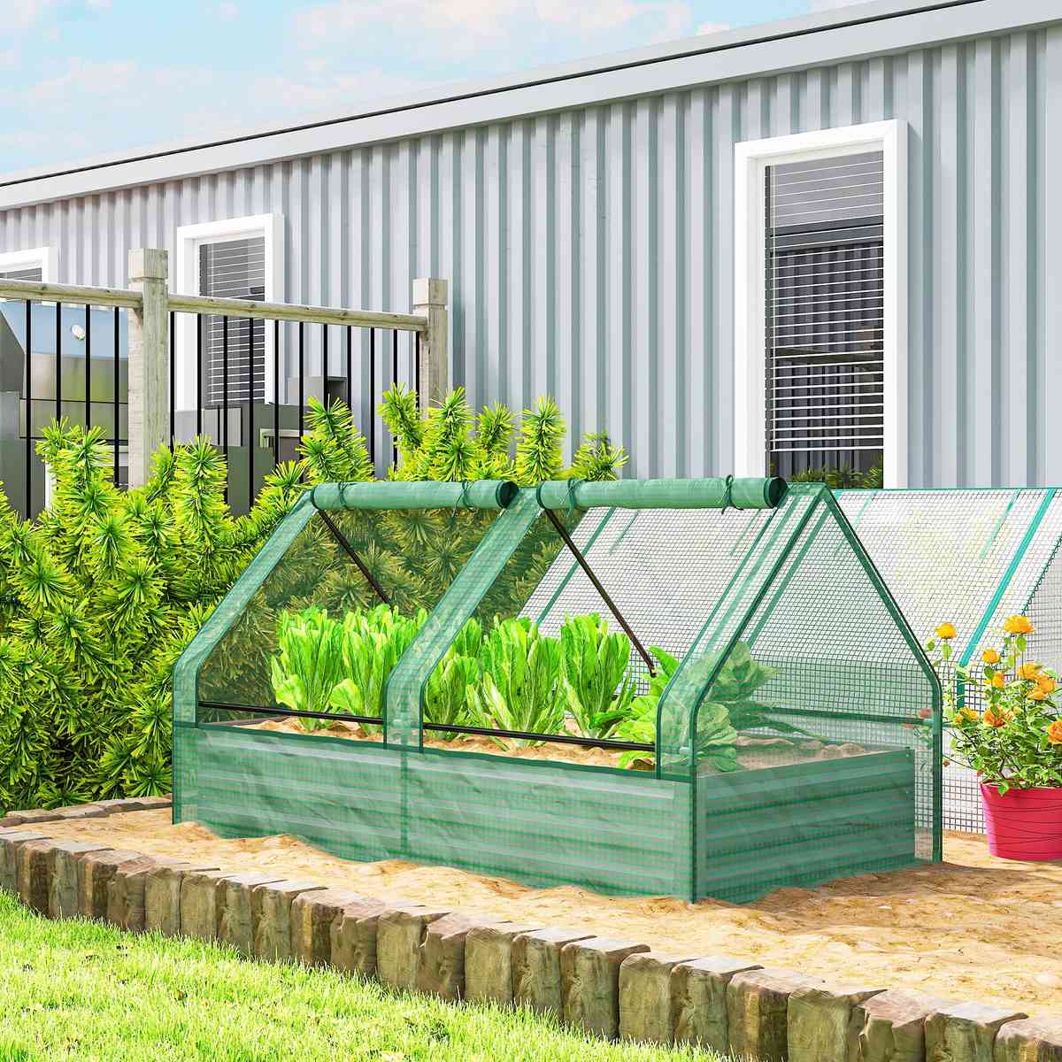 Bac potager couvert vert avec légumes près d’un bâtiment