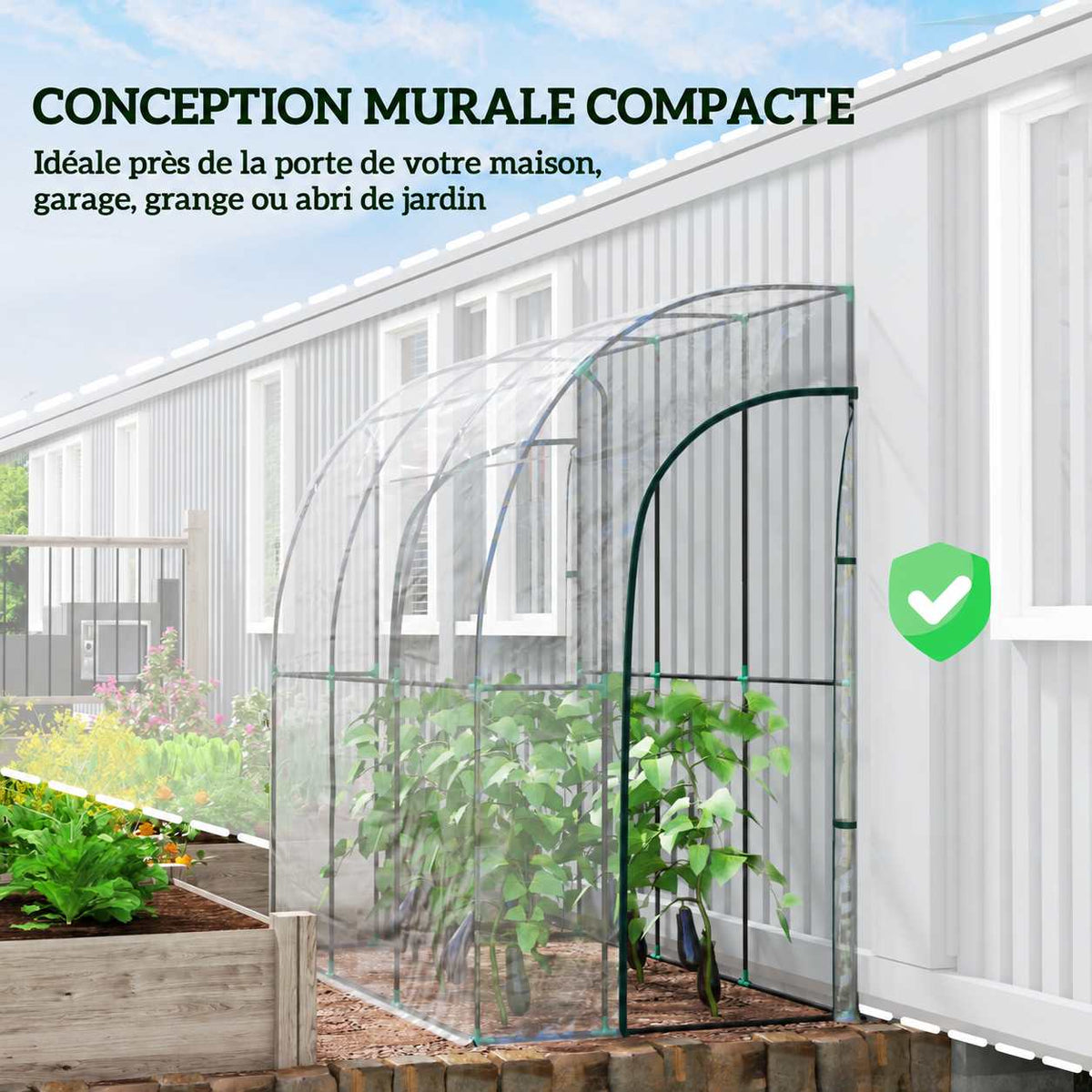 Serre adossée transparente contenant des cultures contre une maison