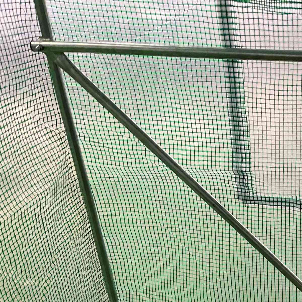 Renfort métallique oblique et traverse sous la bâche verte de serre