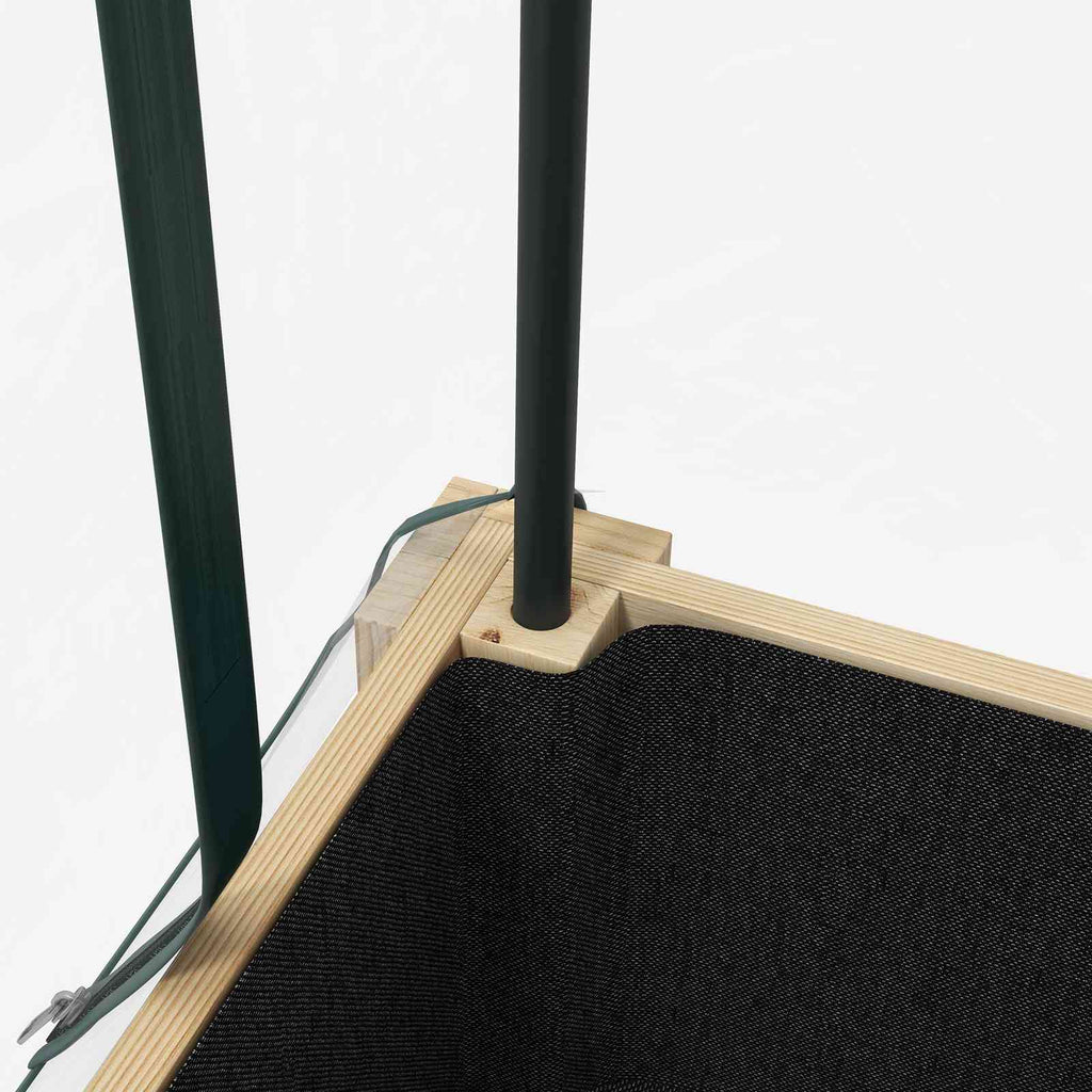 Gros plan d’un angle en bois et du montant de serre