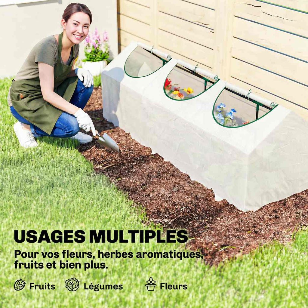 Femme jardinant à côté de la mini serre blanche à trois fenêtres
