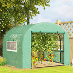 Serre tunnel verte abritant un arbre fruitier dans le jardin