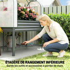 Femme rangeant une pelle sur l’étagère inférieure du bac potager sur pieds
