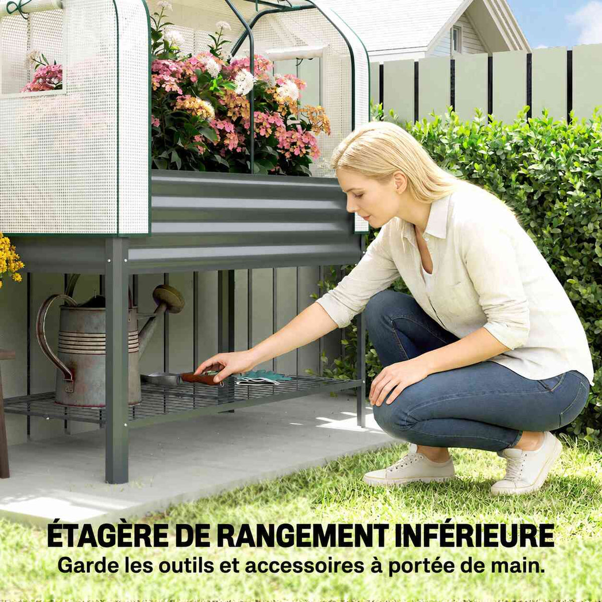 Femme rangeant une pelle sur l’étagère inférieure du bac potager sur pieds