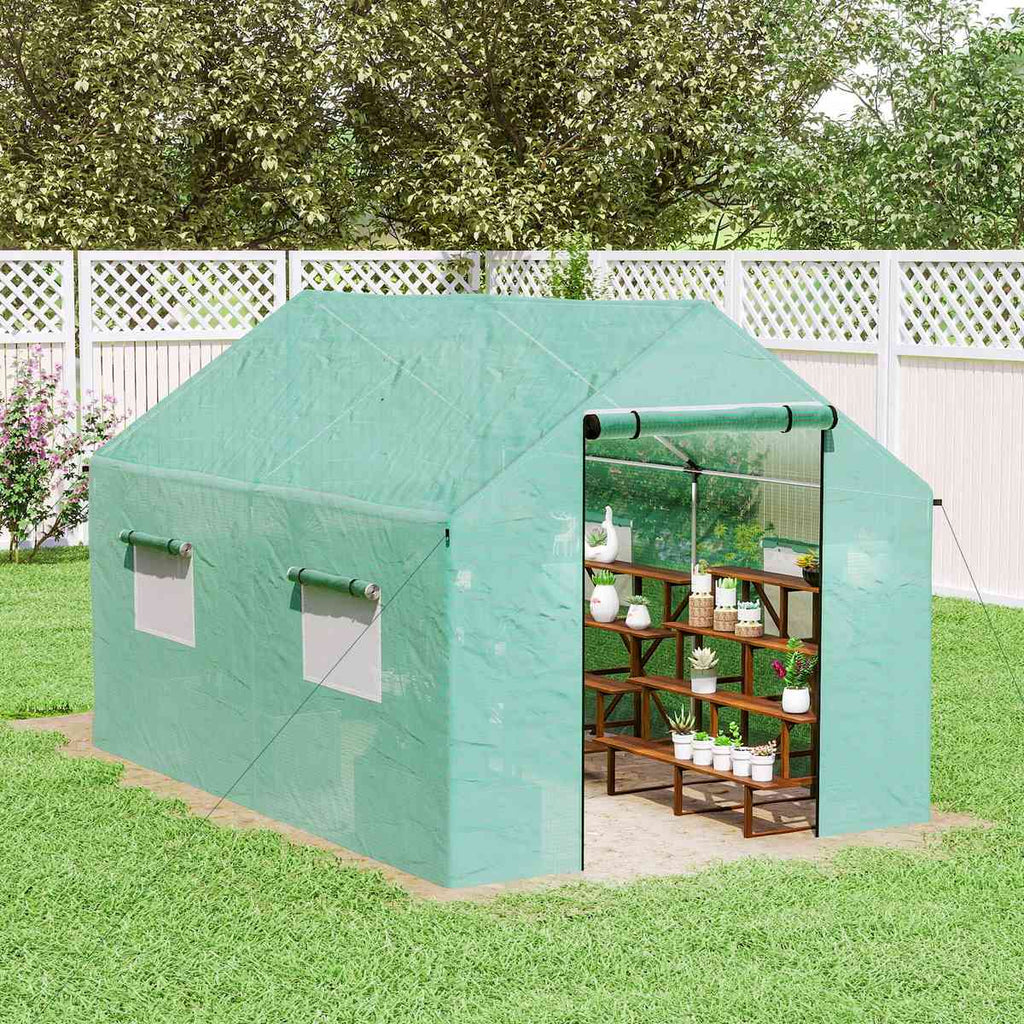 Serre verte avec étagères de plantes au jardin