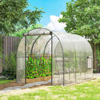 Serre tunnel transparente avec cultures près d’une clôture