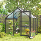 Serre gris foncé au jardin avec plantes et porte ouverte