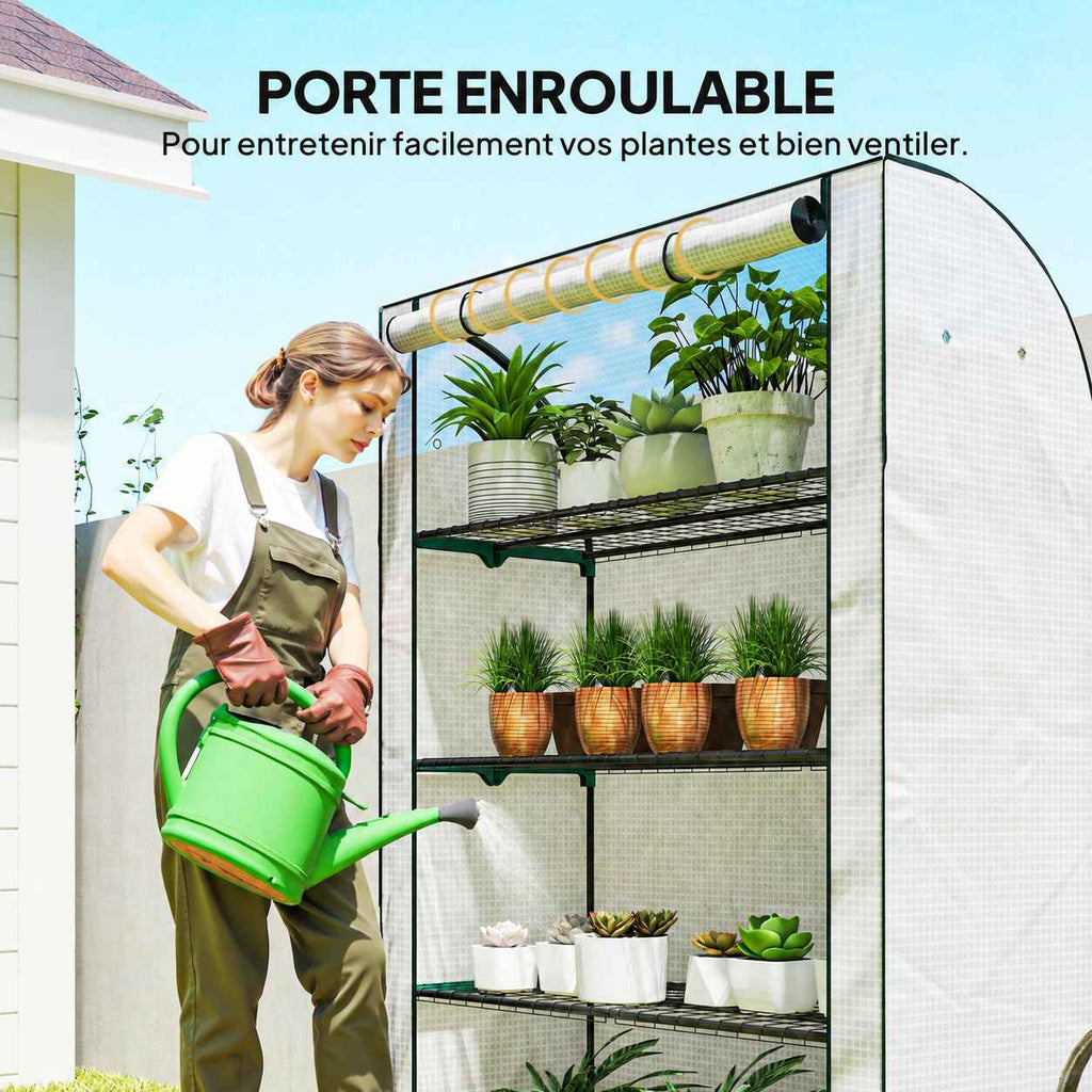 Femme arrosant les plantes devant la serre de balcon ouverte