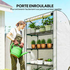 Femme arrosant les plantes devant la serre de balcon ouverte