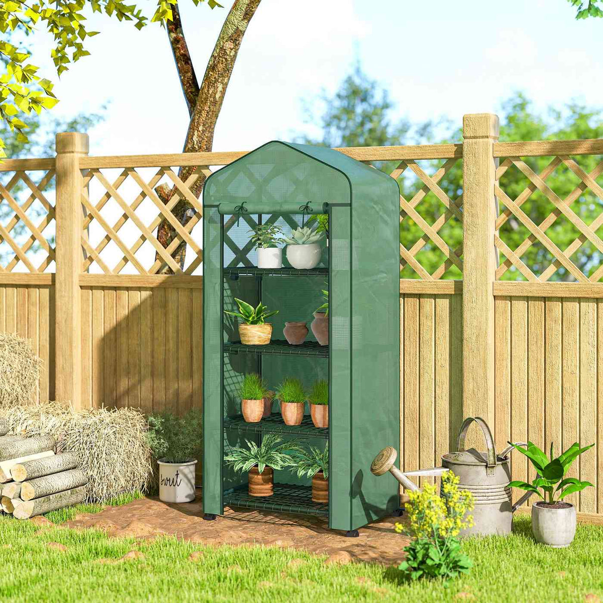 Mini serre verte remplie de plantes près d’un treillage