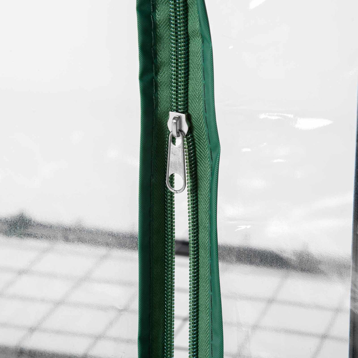 Fermeture zippée verte de la serre de balcon transparente