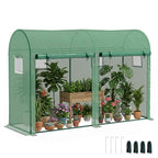 Serre à tomates verte à deux portes ouvertes avec plantes en pots
