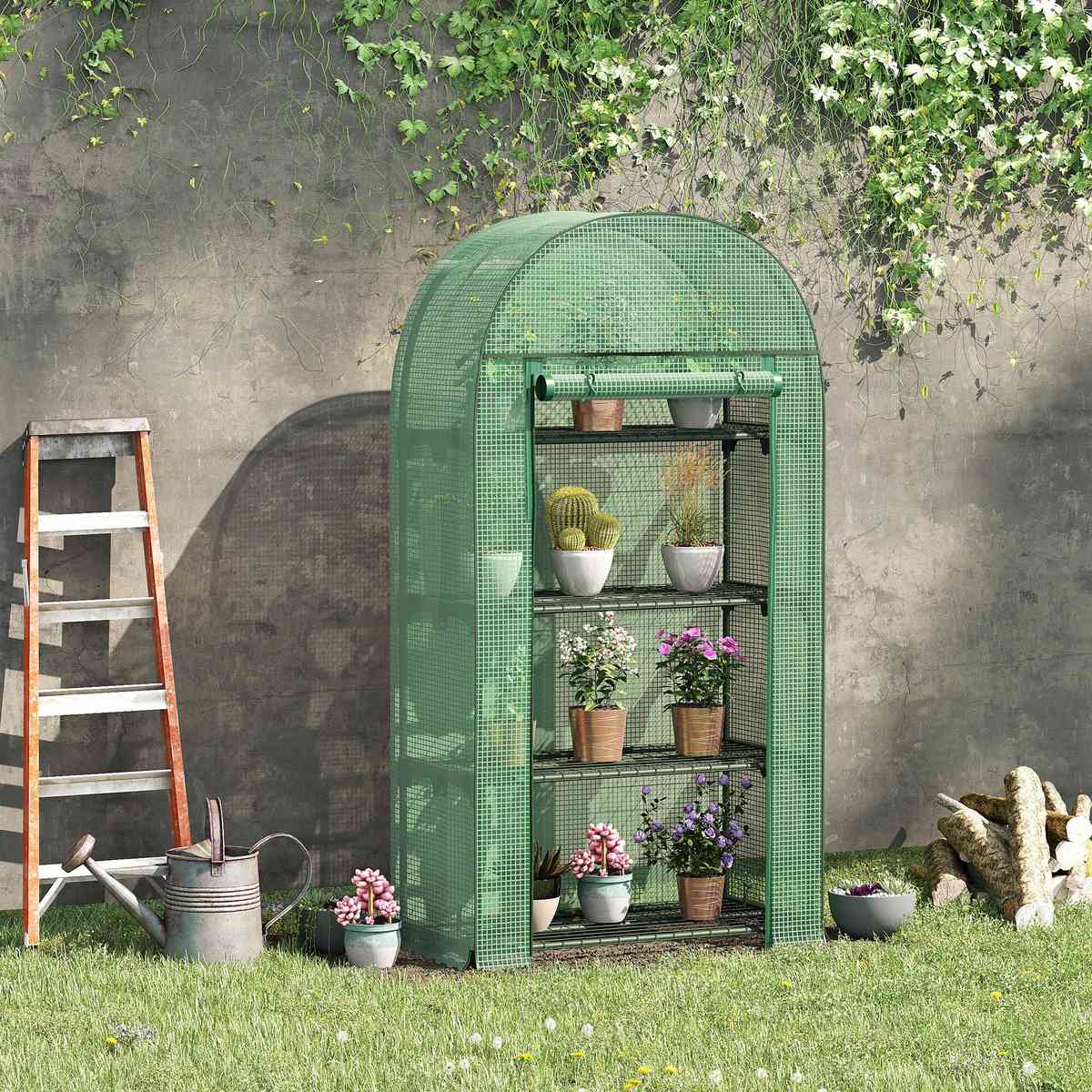 Mini serre verte remplie de plantes contre un mur