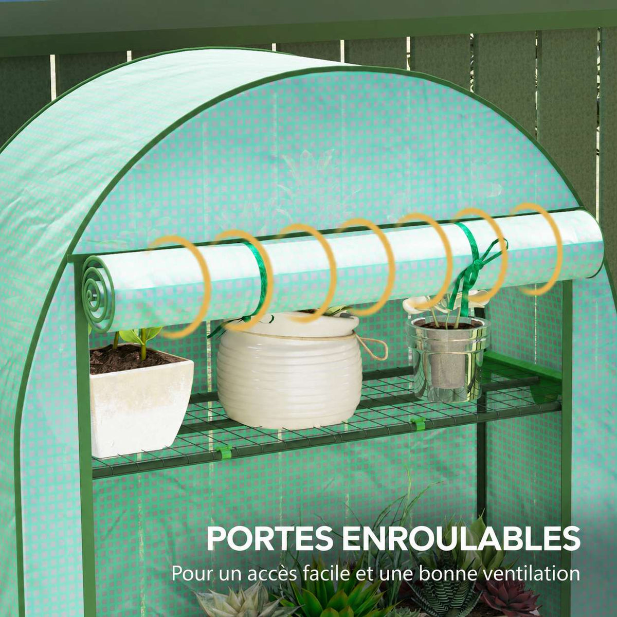 Détail de la porte enroulable de la serre de balcon verte