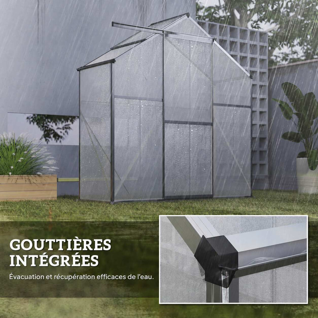 Serre étroite sous la pluie avec détail d’une gouttière intégrée