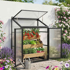 Serre adossée noire ouverte avec jardinières de légumes et arrosoir