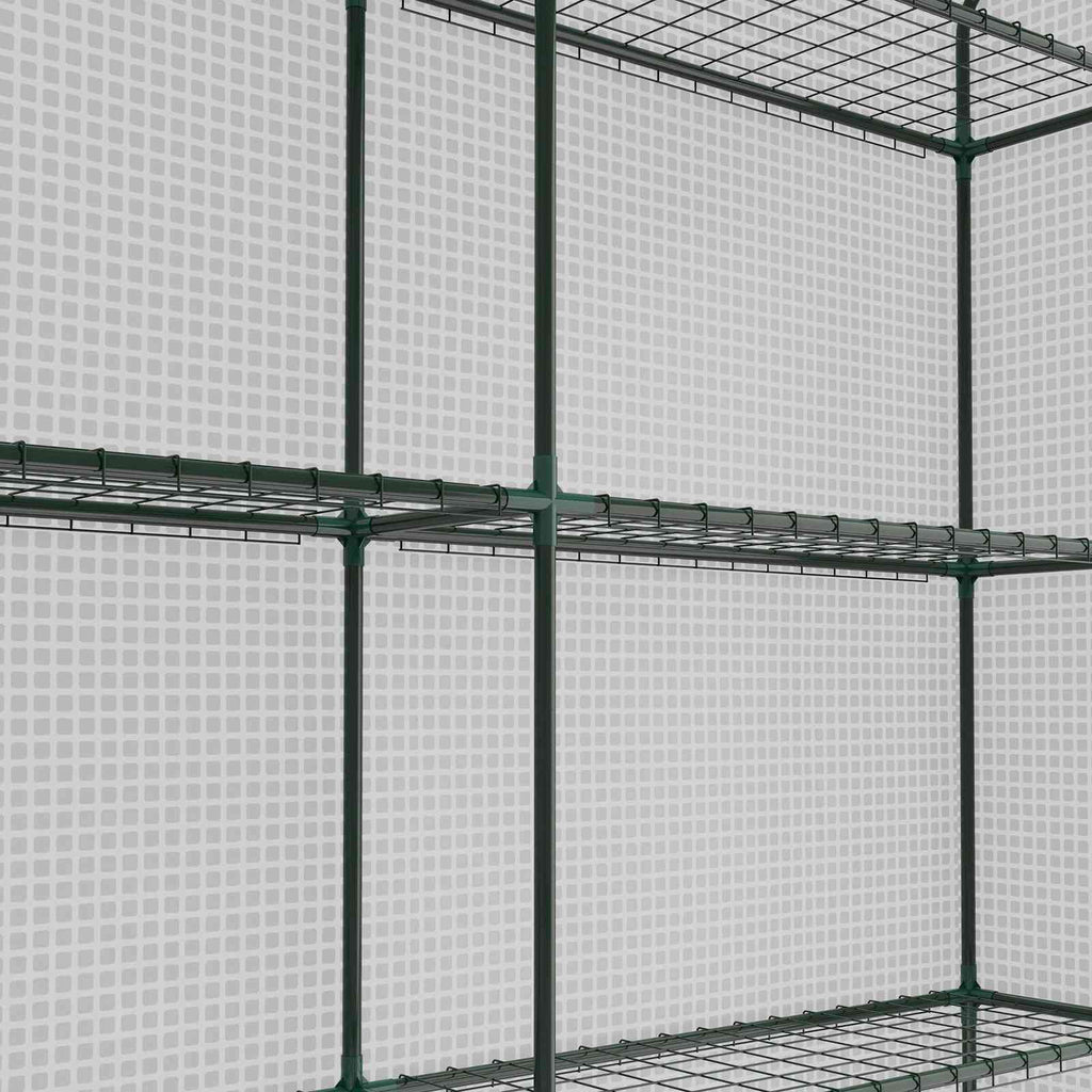 Étagères grillagées et armature à l’intérieur de la serre