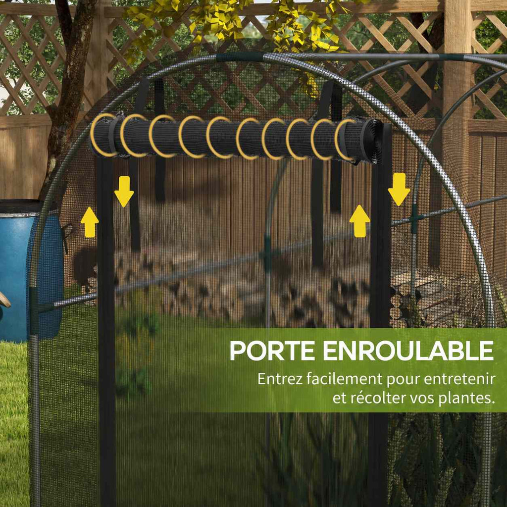 Porte du filet noir enroulée au-dessus de l’entrée