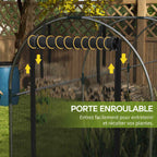 Porte du filet noir enroulée au-dessus de l’entrée