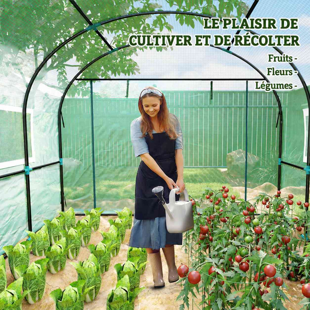 Femme arrosant des cultures à l’intérieur de la serre tunnel verte