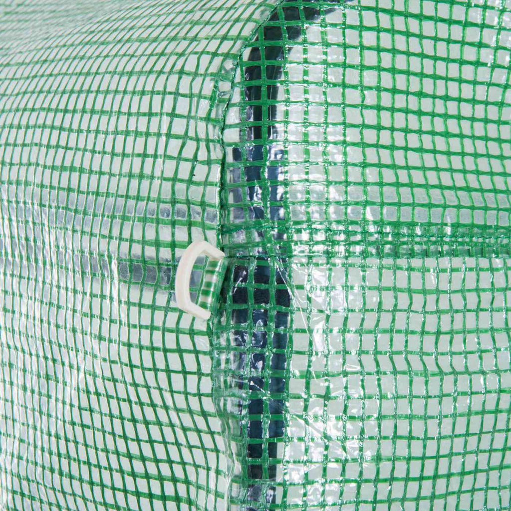 Gros plan des attaches sous la bâche verte quadrillée